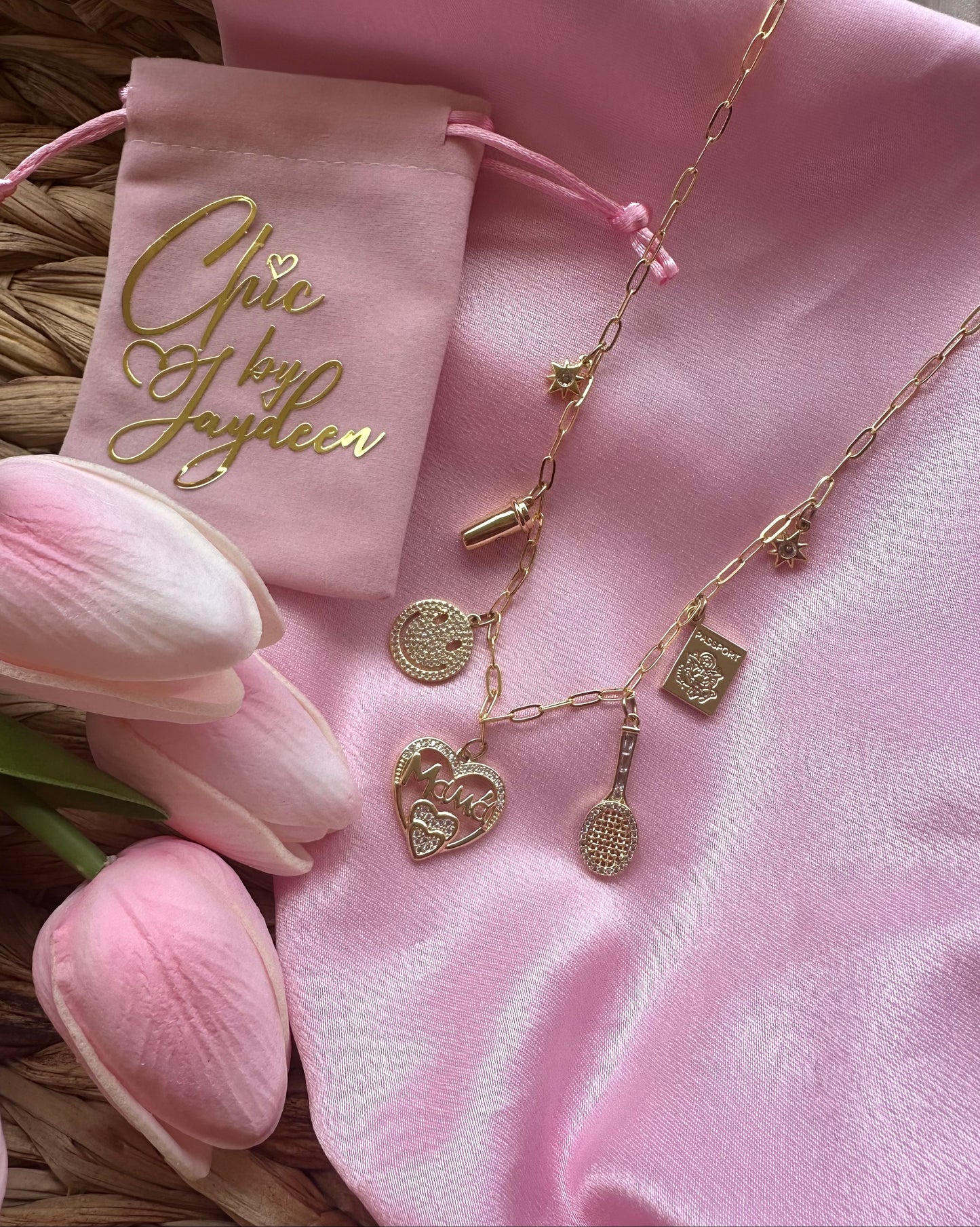 Mamá Aventurera Necklace